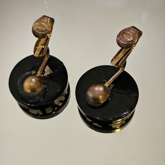 Vintage Black and White Clip-on Earrings - Picture 3 of 4